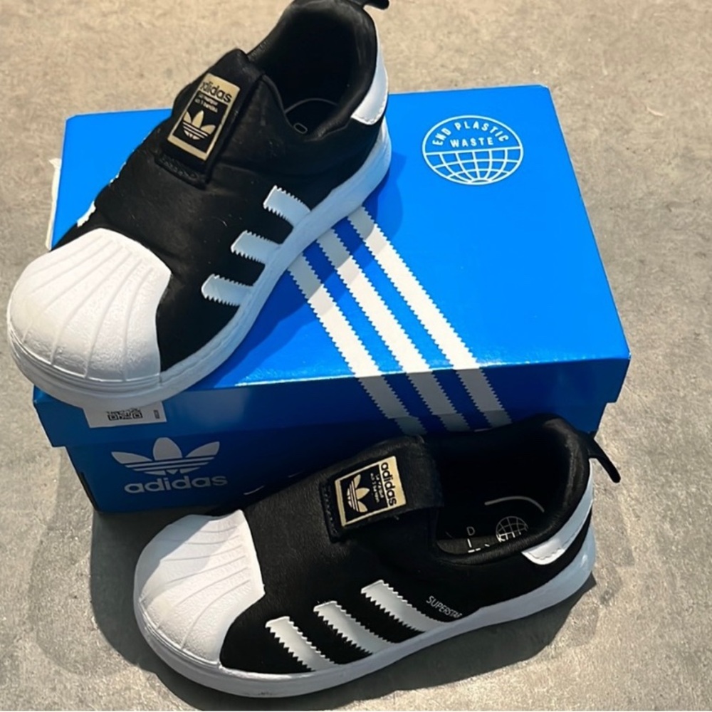 Boys Adidas Black and White Superstar Sneakers 360 size 9.5k - slip on